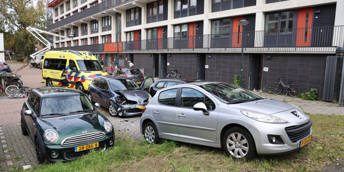 Automobilist raakt meerdere geparkeerde auto’s op de Ravenhorst in Leiden