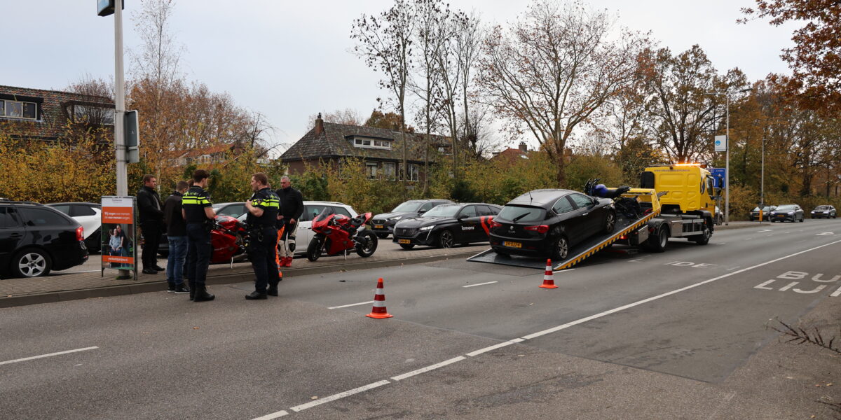 Auto en motor botsen op Leiderdorpse kruising