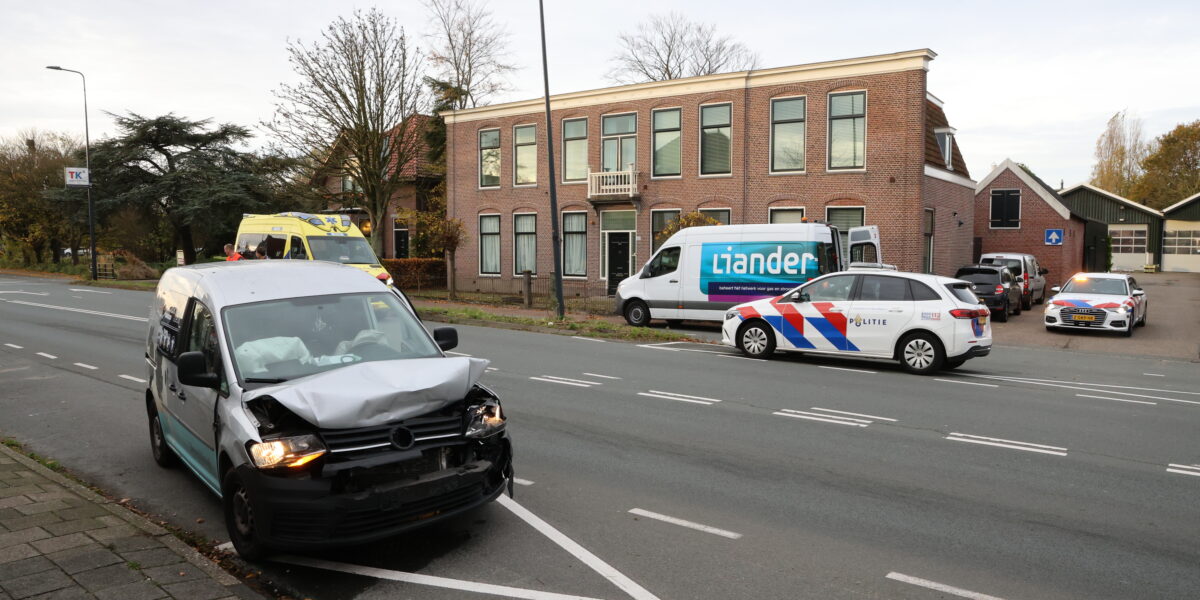 Kop-staartbotsing op Hoge Rijndijk in Leiden