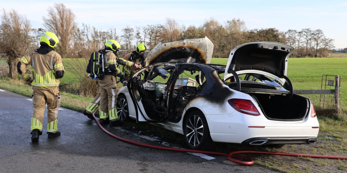 Taxi vliegt in brand op N206 bij Zoeterwoude