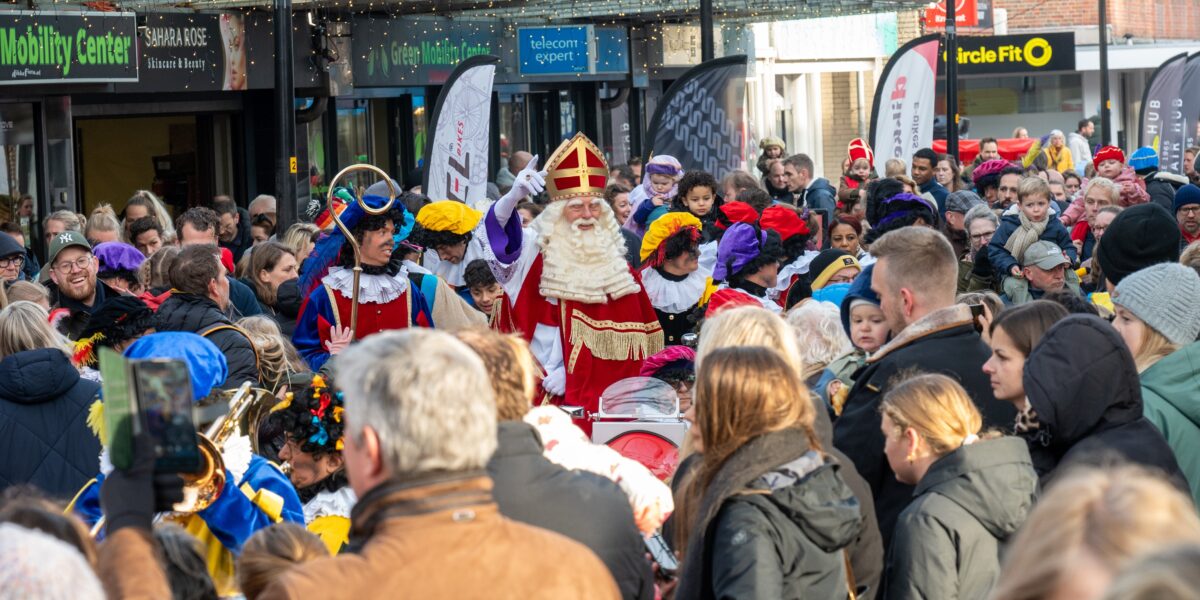 Sinterklaas warm onthaald in ijskoud Voorschoten