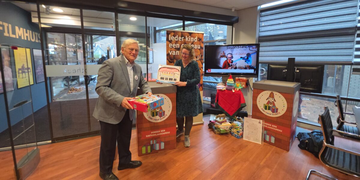 Ook honderden Sintvoorieder1-cadeautjes bij bibliotheek Wassenaar