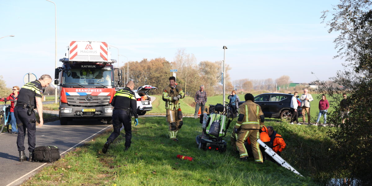 Scootmobiel te water na botsing