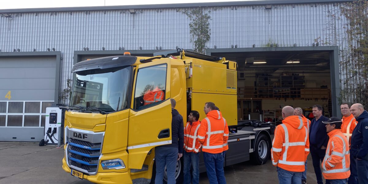 Leiderdorp ontvangt eerste elektrische vuilniswagen van de regio
