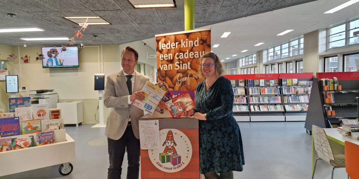 Volle schoorsteen bij Sintvoorieder1-inzameling bij bibliotheek Voorschoten: 'hartverwarmend'