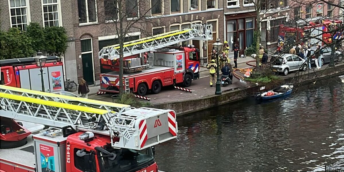 Spectaculaire brandweeroefening in studentenhuis aan Nieuwe Rijn