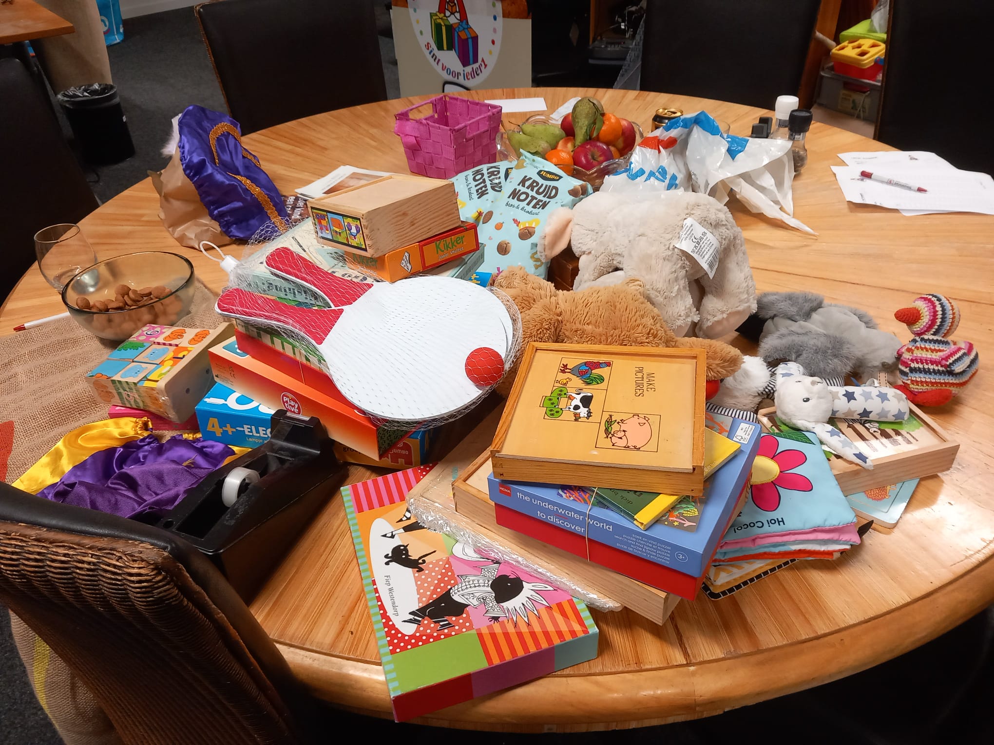 Cadeaus van doorweekte vrouw