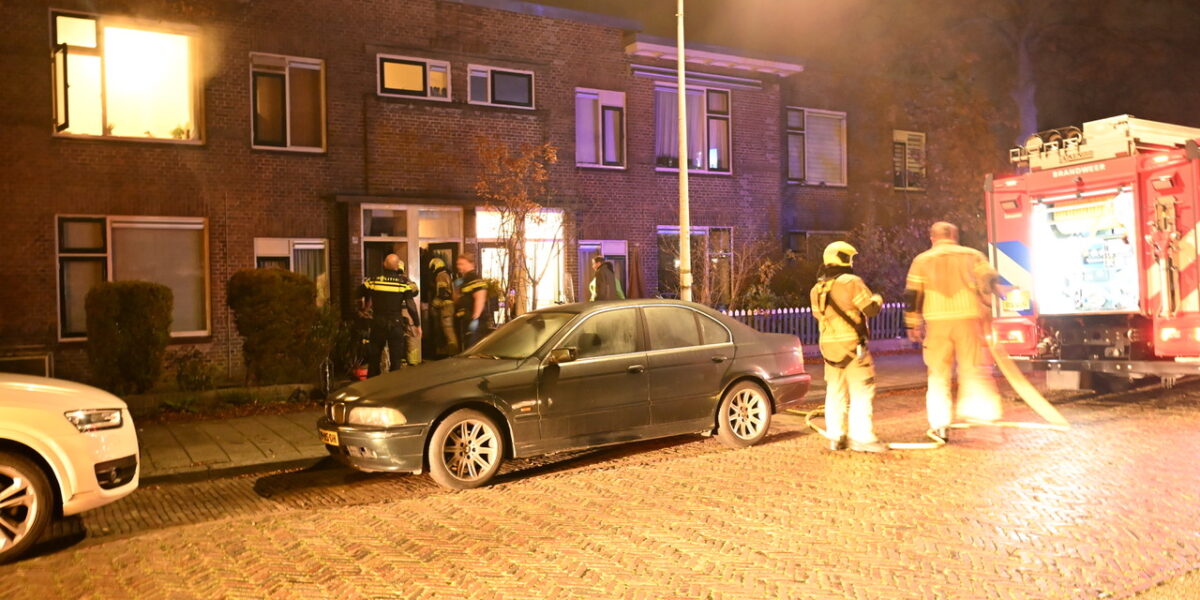 Brandweer haalt man uit woning vol rook