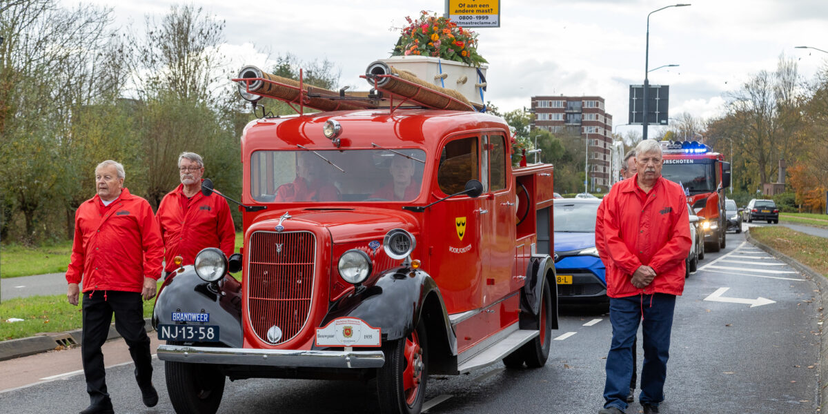 Oud-brandweerman Martin Oppelaar in stijl naar laatste rustplaats