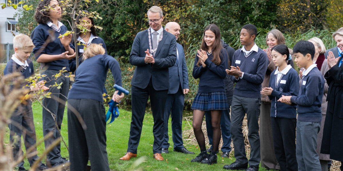 Voorschoten plant Hiroshima vredesboom bij The British School
