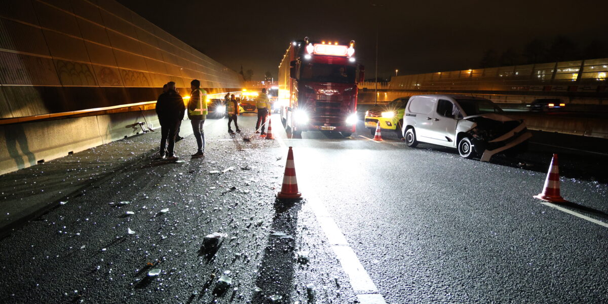 A4 bij Leiderdorp vol glas na aanrijding