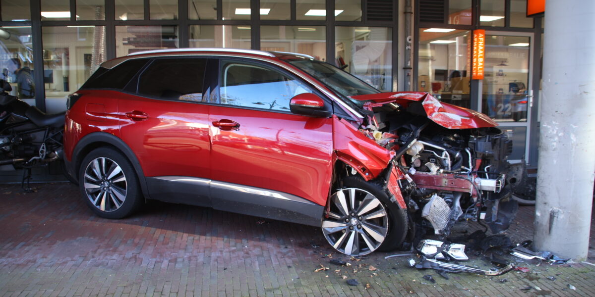 Fietser geraakt bij ongeval, auto komt tegen pilaar tot stilstand in Leiden