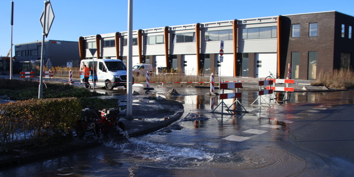 Deel Zoeterwoude zonder water na lek