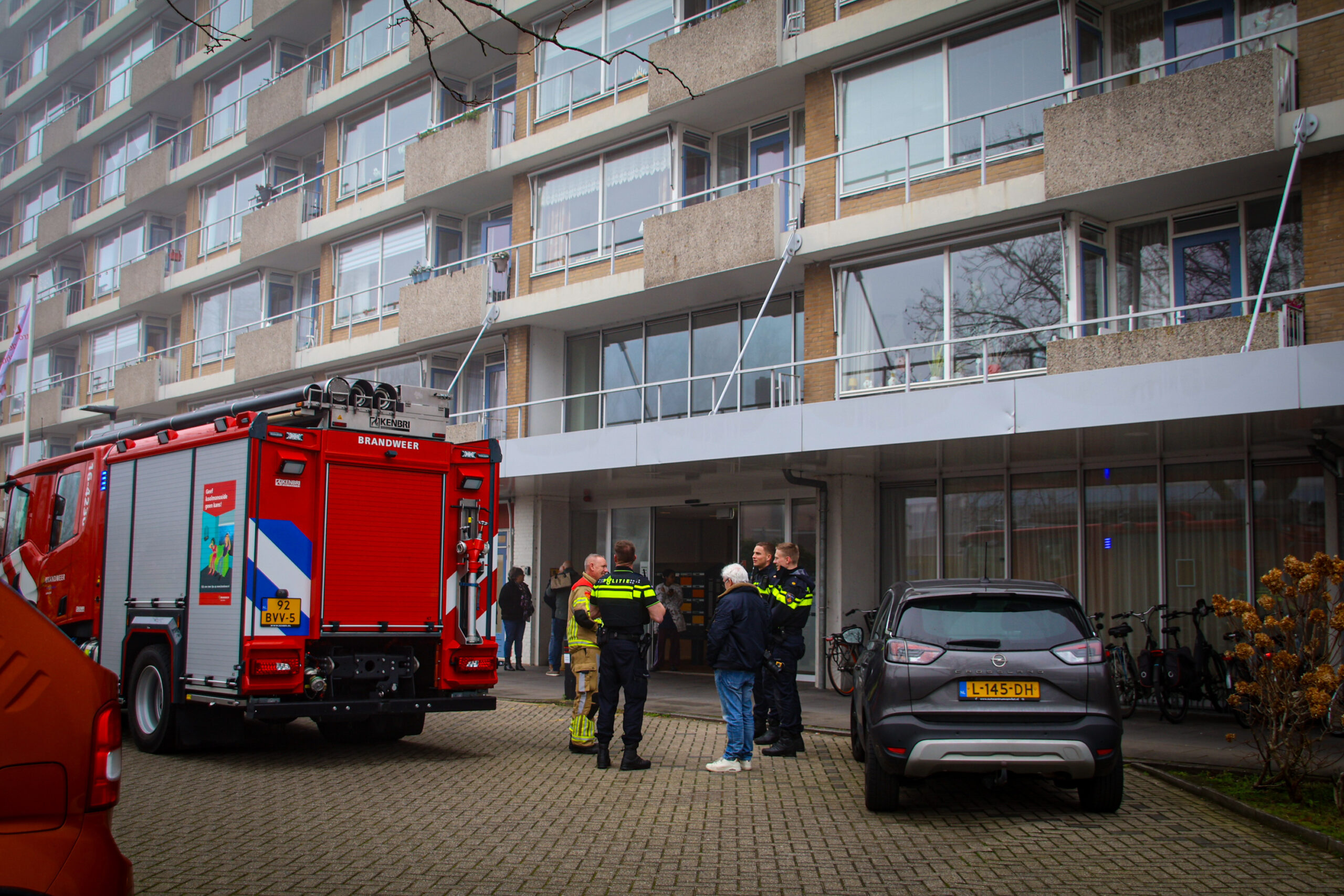 LEIDEN - Op de middag van zaterdag 20 december rond de klok van 12.35 uur werd een brand ontdekt bij woonzorgcentrum De Parelvisser aan de Bizetpad in Leiden. De brandweer werd in eerste instantie gealarmeerd vanwege een automatische brandmelding. Al snel werd duidelijk dat er daadwerkelijk sprake was van brand waarna extra brandweer eenheden werden opgeroepen. Op de derde etage van het woonzorgcentrum was er iets mis gegaan met het broodrooster wat zorgde voor rookontwikkeling. De brandweer wist de situatie snel onder controle te krijgen en heeft de woning gecontroleerd. De brandweer heeft vervolgens het pand geventileerd door de ramen en deuren open te zetten. De bewoonster had rook ingeademd waarna een ambulance ter plekke werd gevraagd. De bewoonster is gecontroleerd door het ambulancepersoneel maar hoefde niet mee naar het ziekenhuis. Eerder deze week, vrijdag 19 december, was hier in de vroege morgen ook al een brandmelding.
