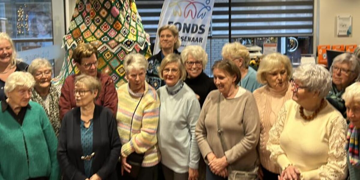 Wassenaarders werken jaar lang aan kerstboom van 'granny squares'