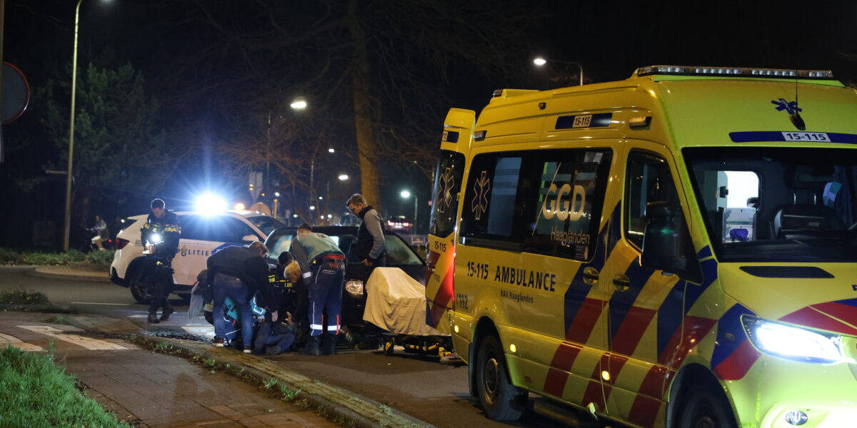 Overstekende voetganger gewond bij aanrijding op rotonde