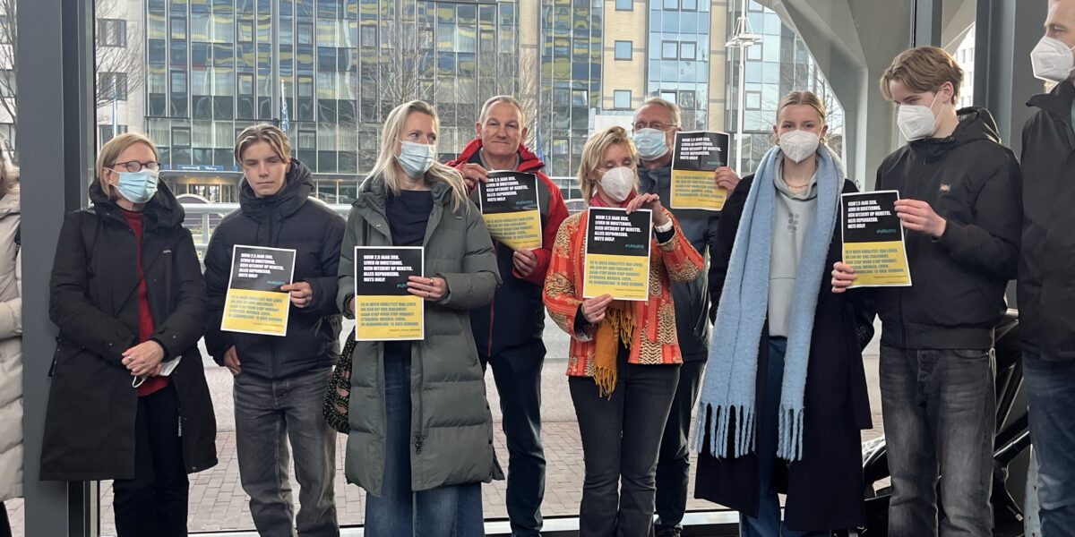 Longcovidpatiënten protesteren bij Zilveren Kruis voor vergoeding medicijn
