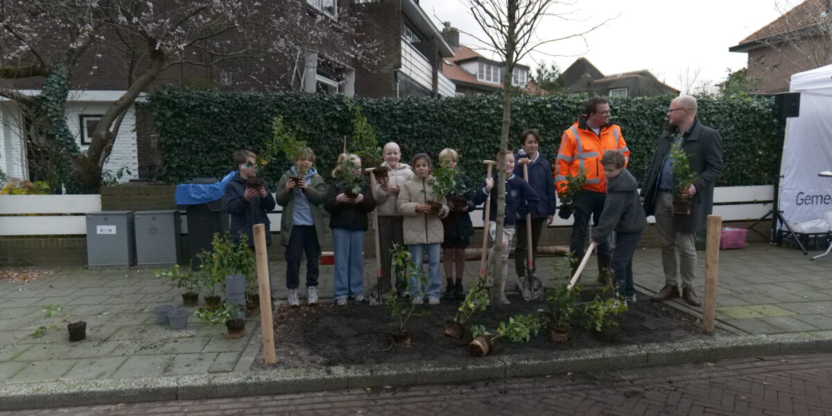 Basisscholieren planten bomen in Oegstgeest: 'superleuk'