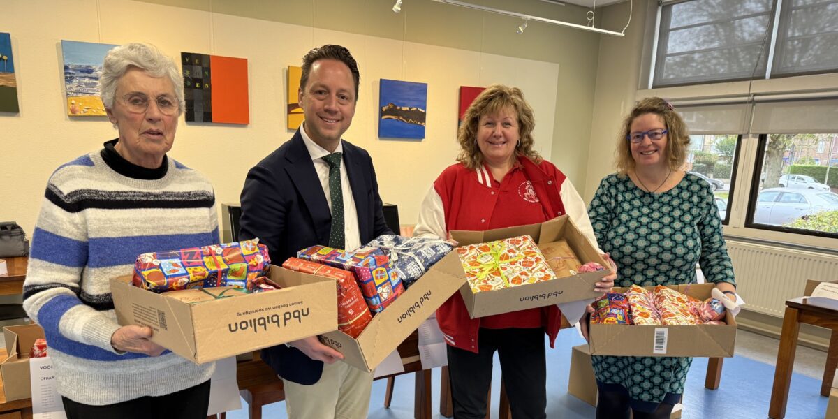 Bijna 1.900 Sintvoorieder1-cadeautjes bij de bieb Voorschoten-Wassenaar