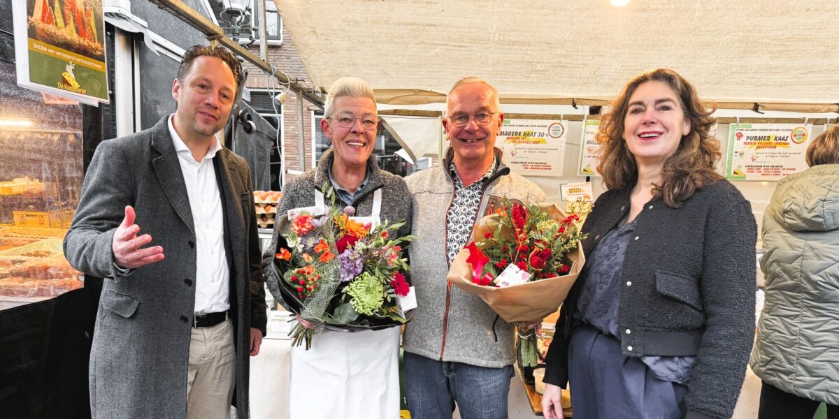 Kaasechtpaar neemt na 50 jaar afscheid van de Voorschotense markt