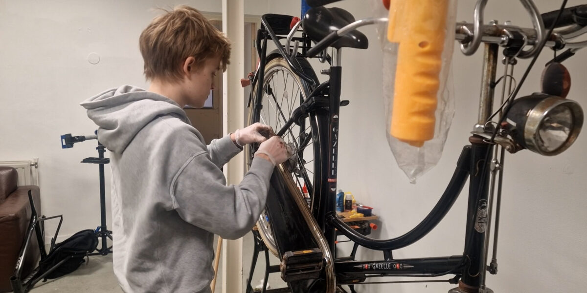 Zeventienjarige Mas opent eigen fietsenwinkel