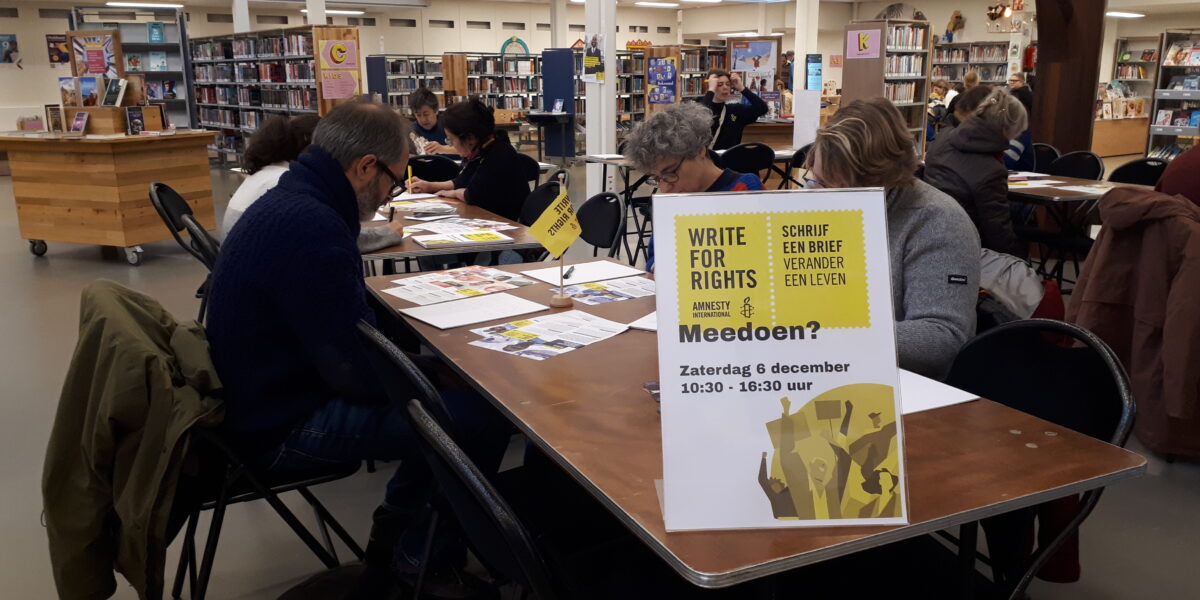 Brieven schrijven voor mensenrechten: 'Onwijs mooi om te doen'