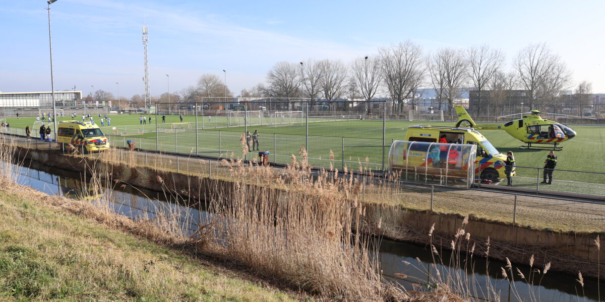 Scheidsrechter onwel; met spoed overgebracht naar ziekenhuis