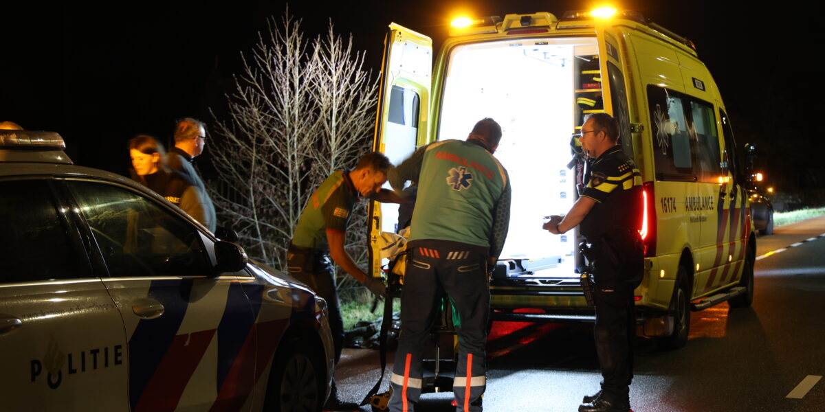 Fietser te water bij Achthovenerweg in Leiderdorp