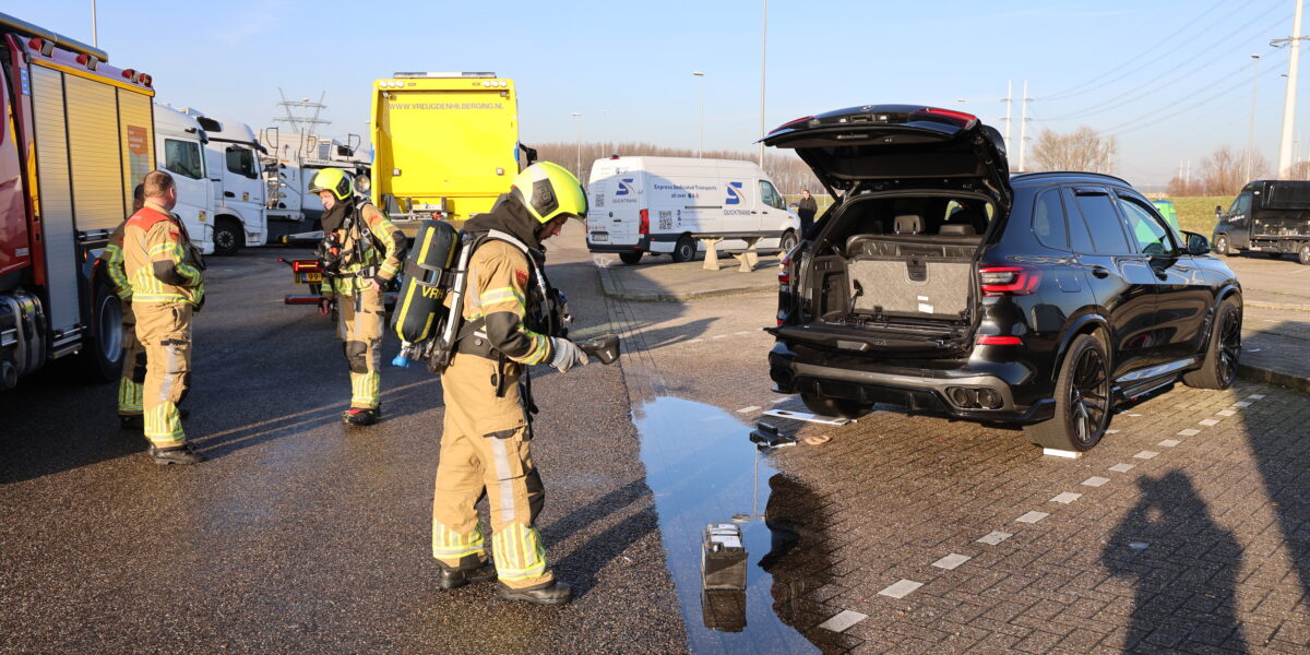 Brandweer rukt uit voor rokende accu langs A4