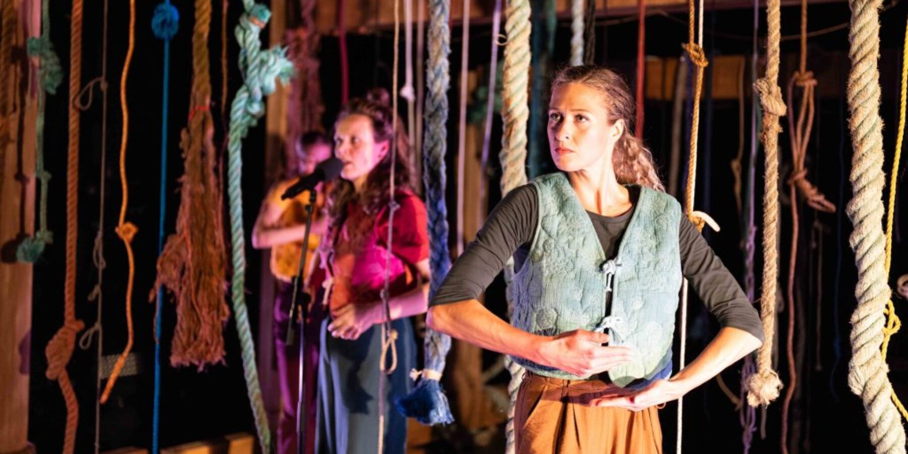 Scène uit de voorstelling ’Knooppunt’. Foto Sjoerd Derine