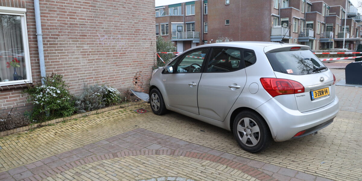 Auto botst tegen huis aan het Ambachtspad