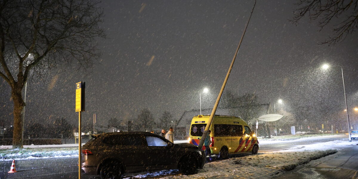 Auto botst op Leidseweg in Voorschoten op lantaarnpaal
