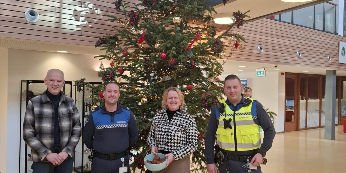 Christelijke partijen delen oliebollen uit
