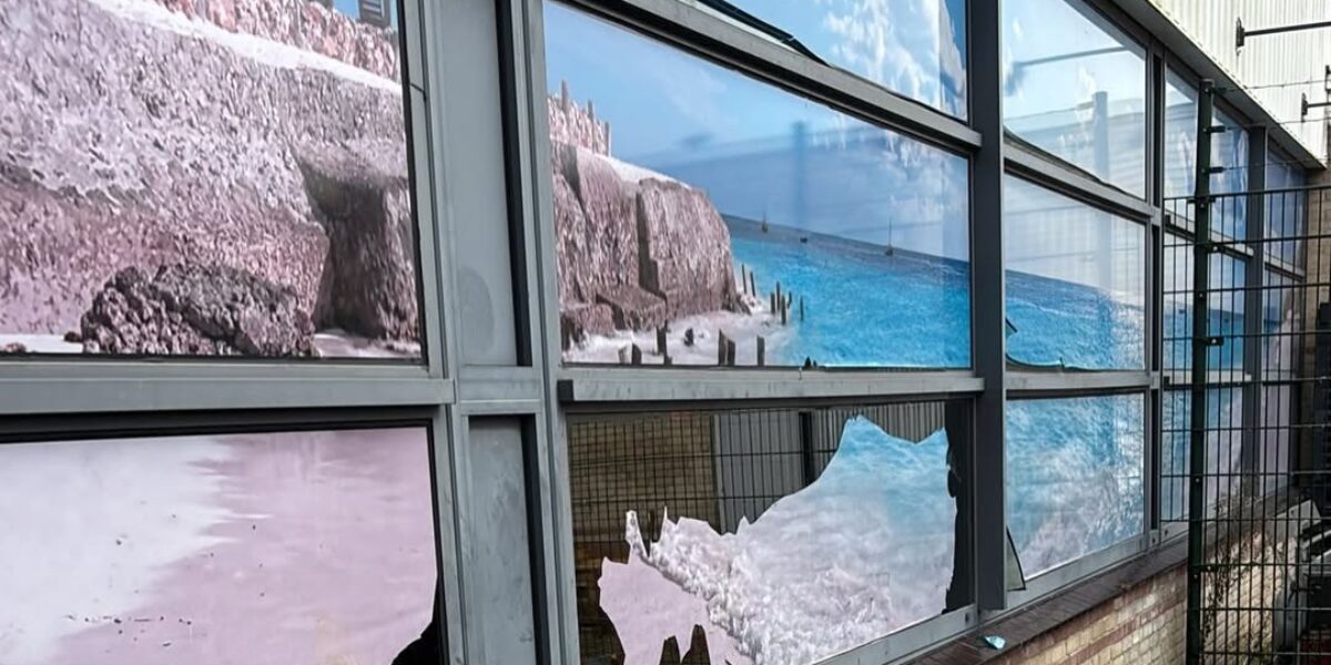 Vandalen gezocht van vernielingen zwembad de Does