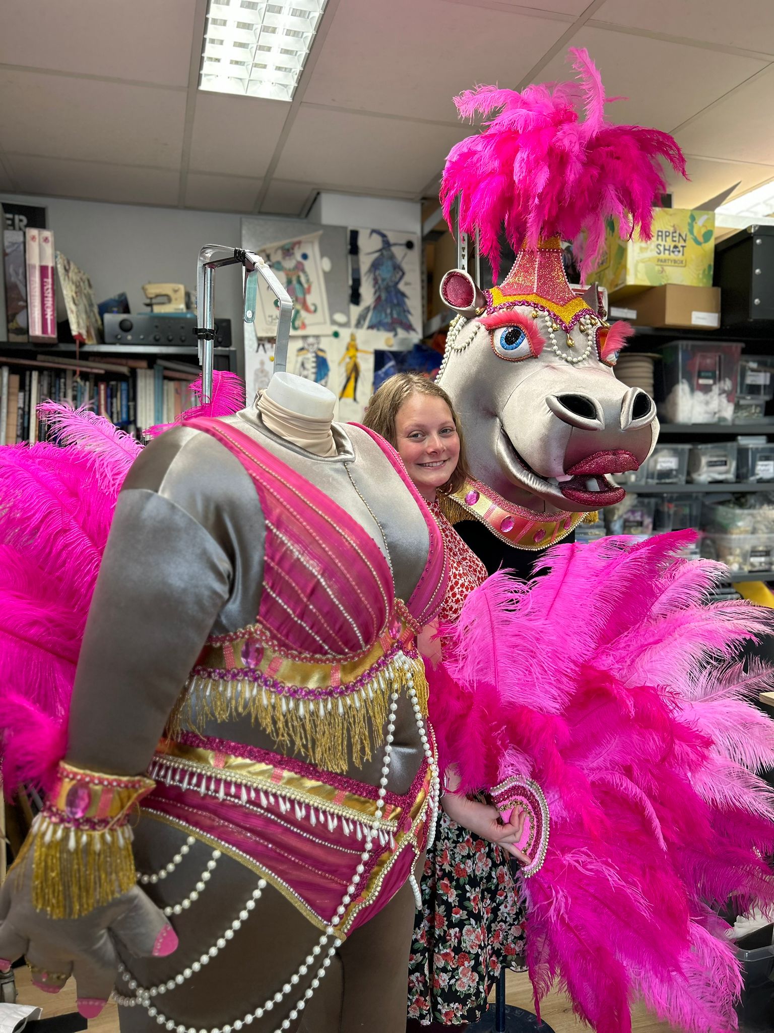 Nikki Steenbergen met het nijlpaard voor The Masked Singer. (Foto: Robert Steenbergen)