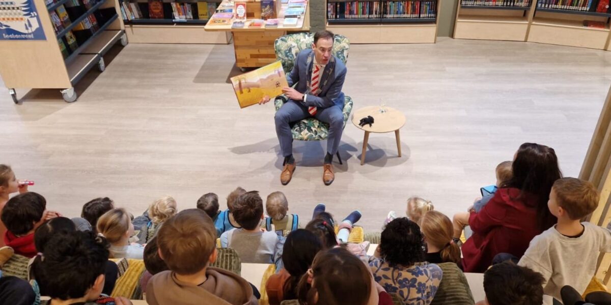 Burgemeesters lezen voor aan kinderen tijdens Nationale Voorleesdagen