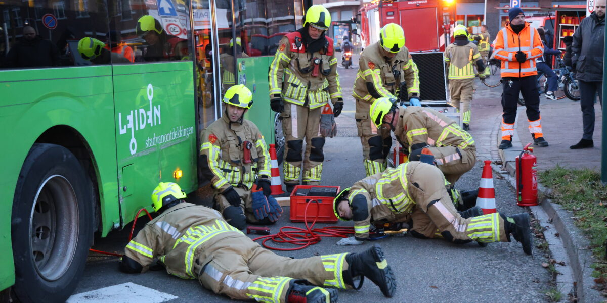 Bejaarde snorfietser bekneld onder lijnbus