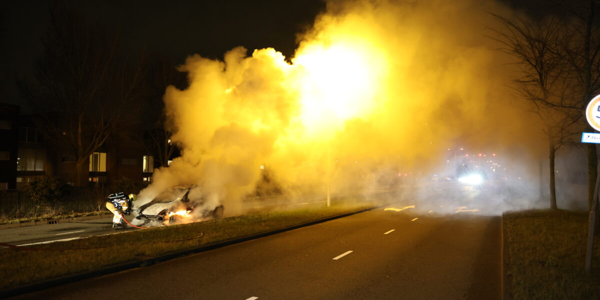 Auto vliegt in brand tijdens het rijden