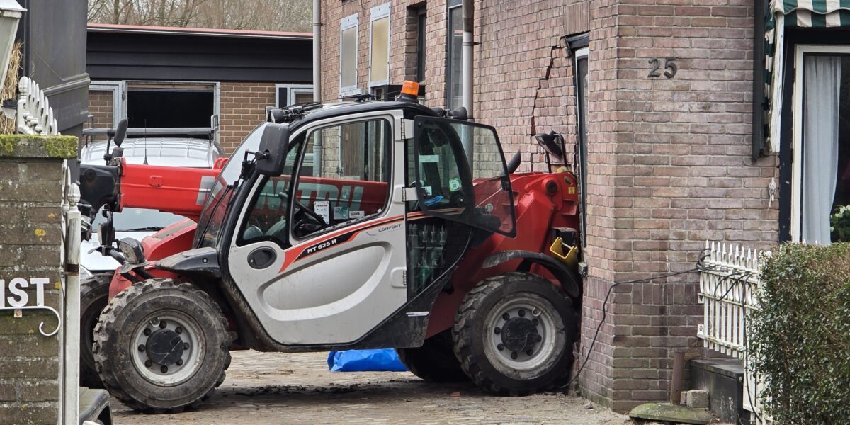Verreiker ramt zijmuur woning in Oegstgeest
