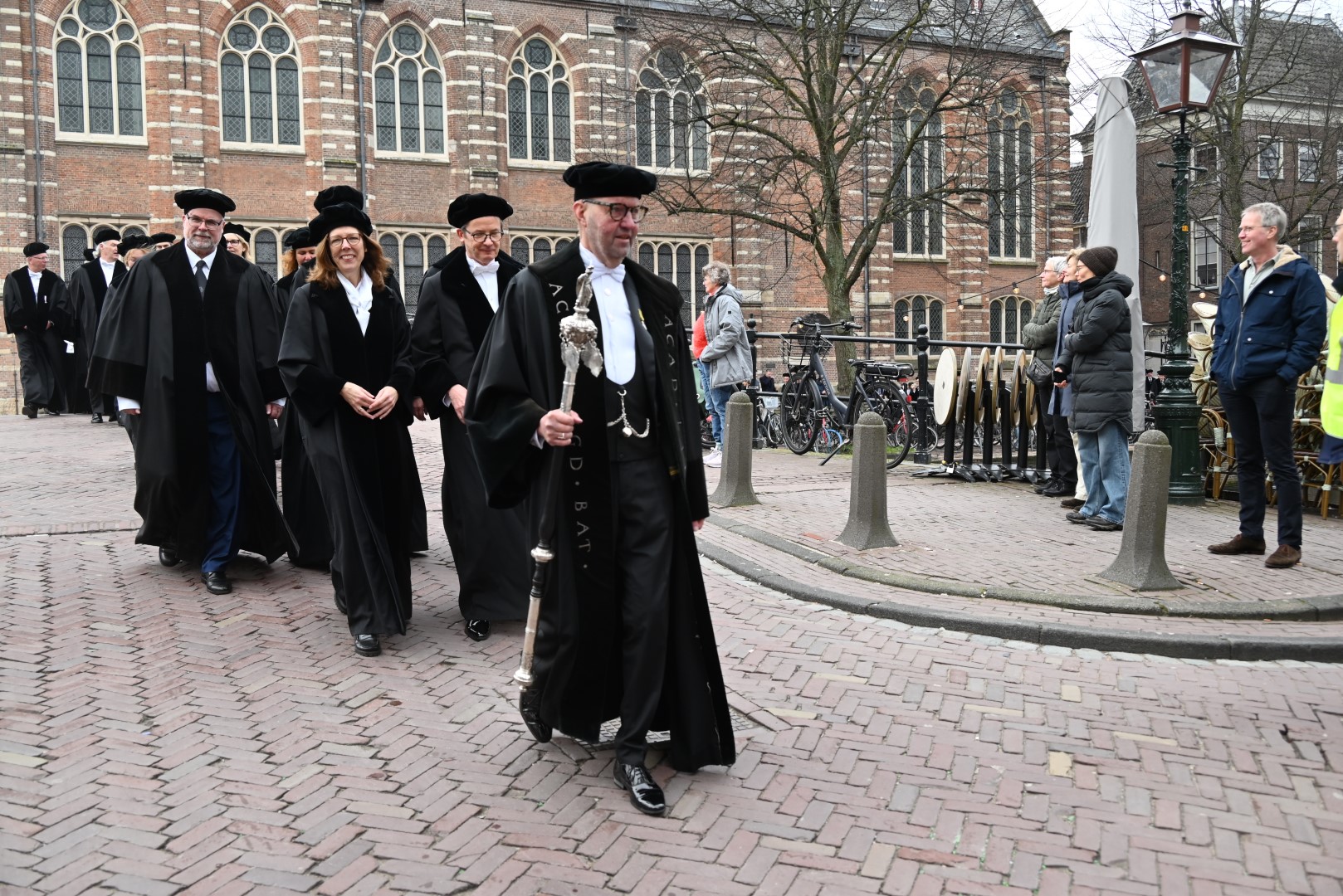 Cortège van Academiegebouw naar de Pieterskerk (foto: Emile van Aelst)