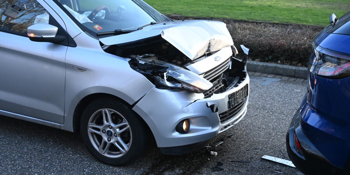 Auto's botsen op Trompweg in Voorschoten