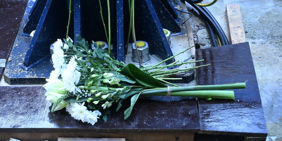 Kraanmachinist herdacht met bloemen en 'groet' van bouwkranen