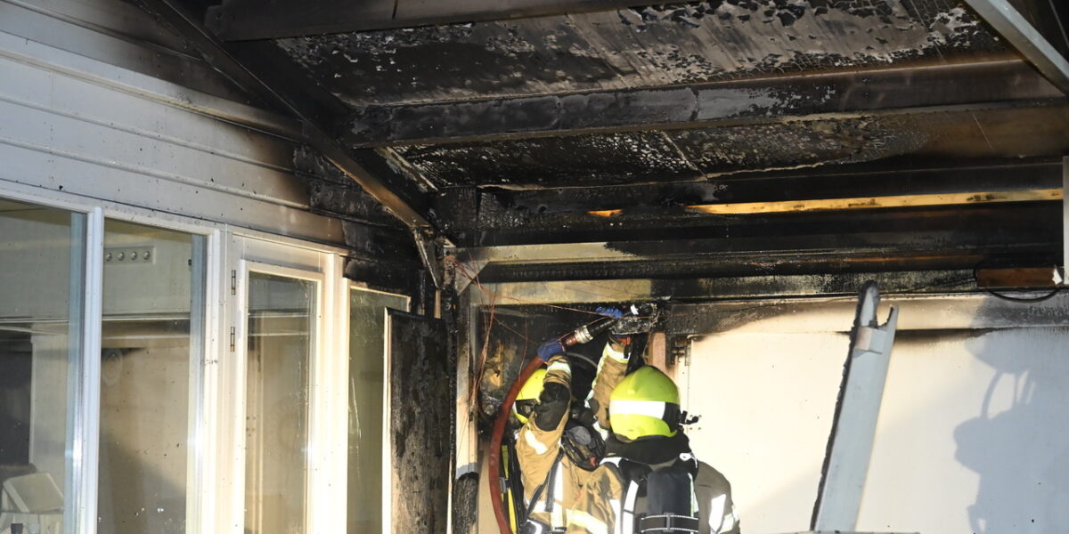 Brand in dak strandtent Willy Zuid