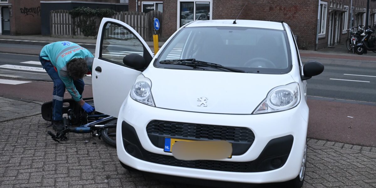 Fietser gewond afgevoerd na aanrijding met auto