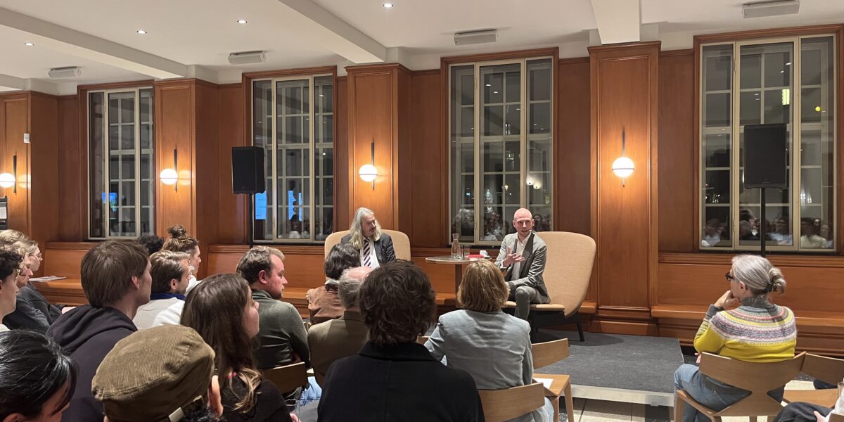 Ilja Leonard Pfeijffer in gesprek met Leidse studenten over democratie