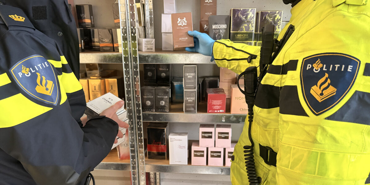 Duizenden flesjes namaakparfum in Voorschotense garageboxen