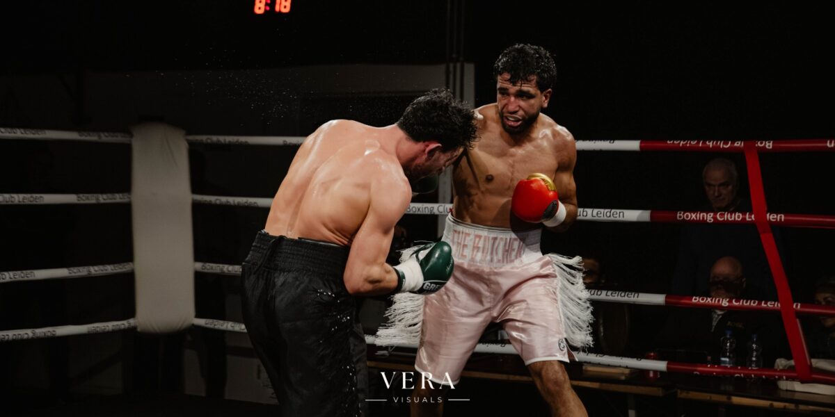 Bokser Abdel Sakr boekt in eigen huis vierde profzege