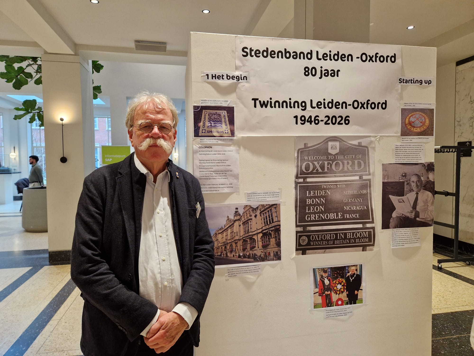 Oud-bestuurslid Roelof Hol heeft de expositie samengesteld (Foto: Douwe Volk)