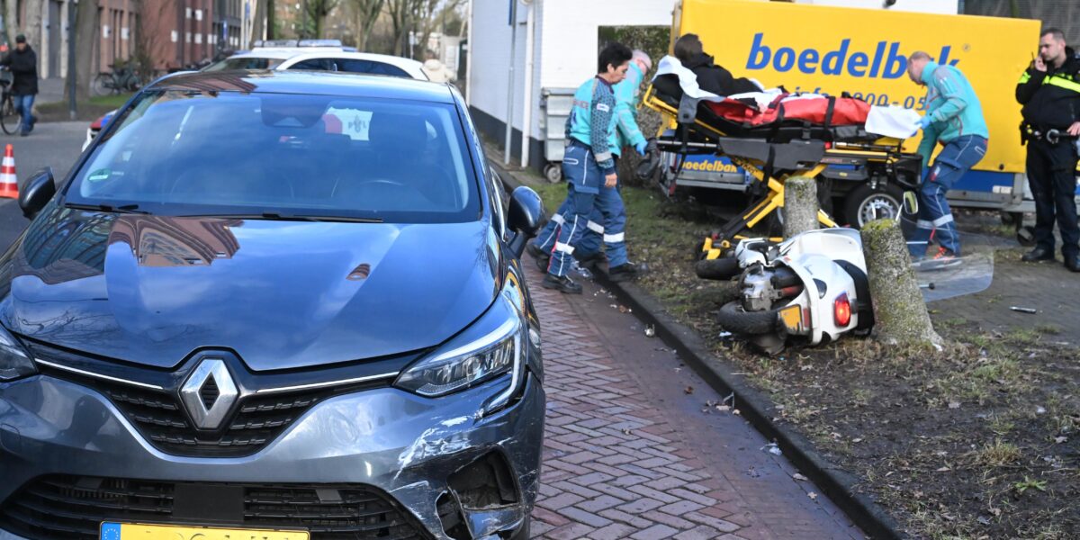 Scooterrijdster naar ziekenhuis na aanrijding