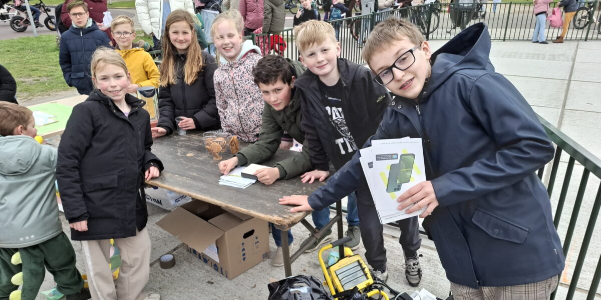 Scholieren Bernardusschool zamelen e-waste in met schoolpleinkraam